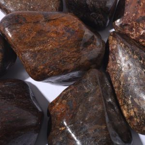 Read more about the article Puterea Misterioasă a Bronzitului: Proprietăți Pentru Toate Zodiile