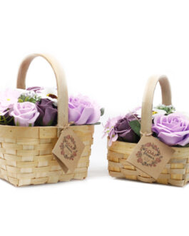 Buchet mare de liliac în coș de răchită