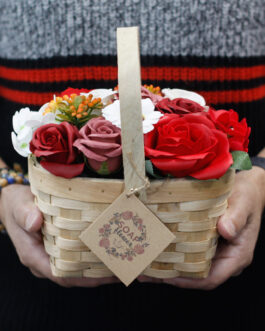 Buchet mare roz în coș de răchită