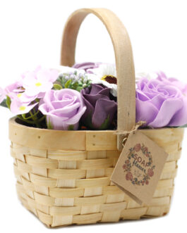 Buchet mare de liliac în coș de răchită