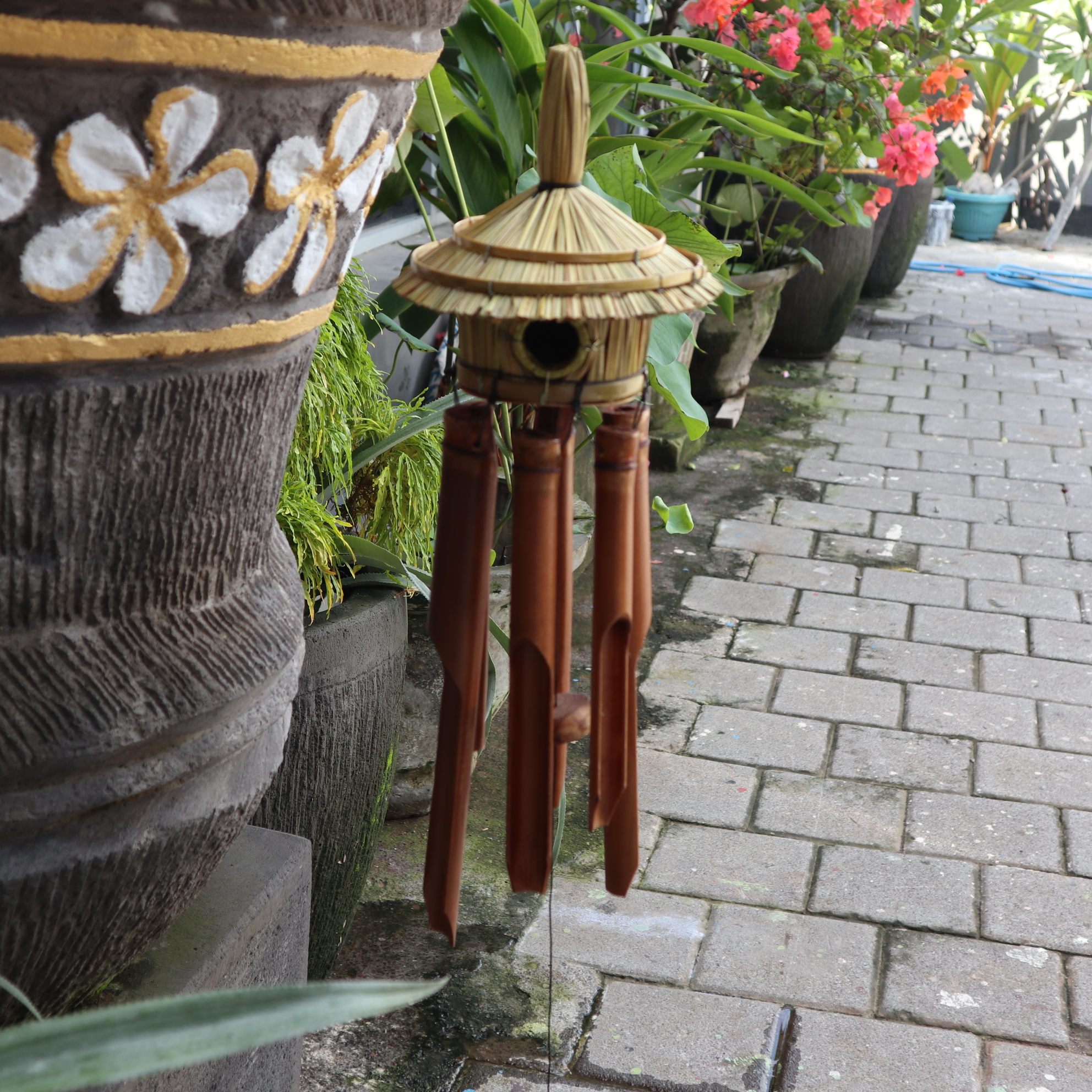 Cutie rotundă pentru păsări din iarbă de mare cu clopoței 45x17cm 2 Cutie rotundă pentru păsări din iarbă de mare cu clopoței 45x17cm