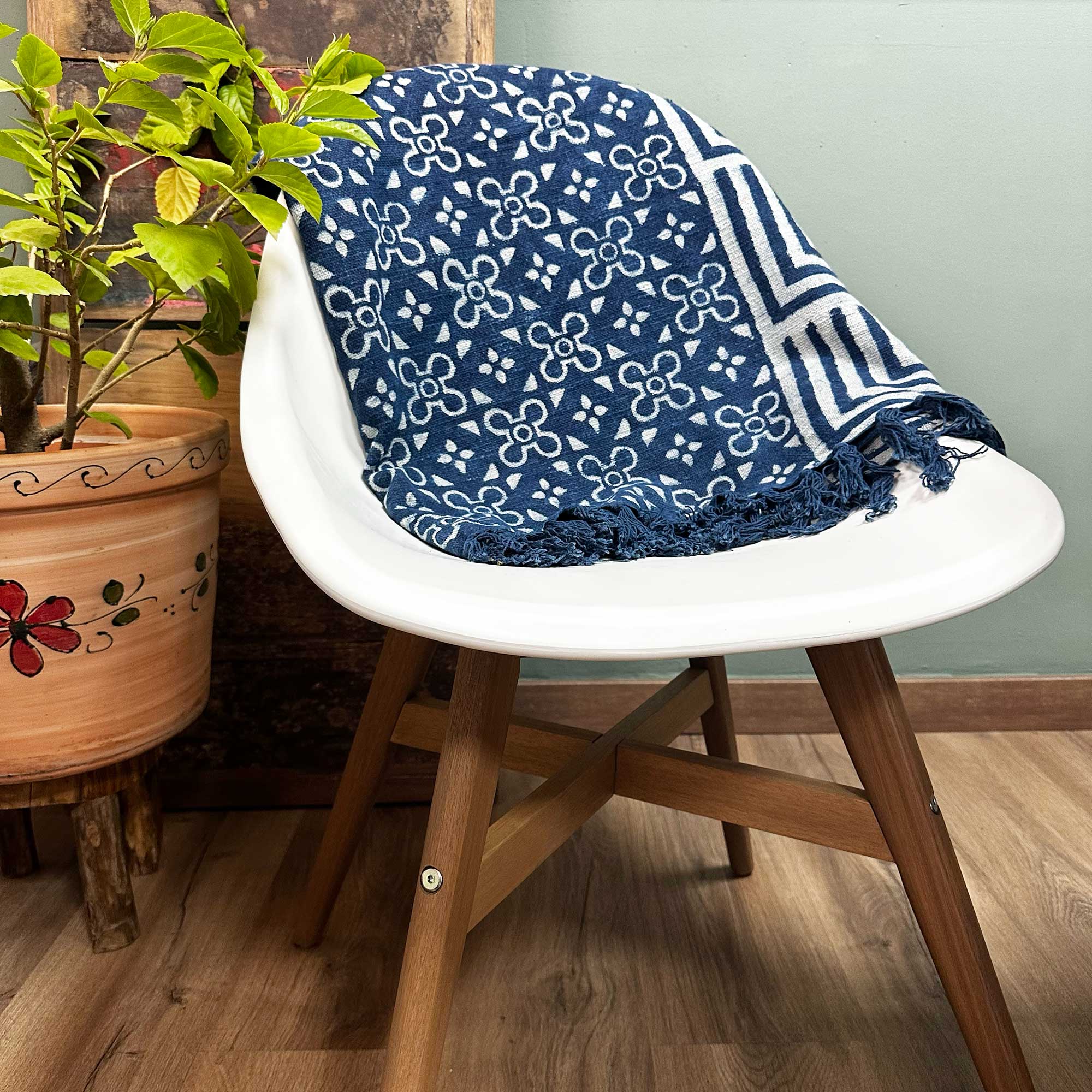 Cuvertură Indigo Realizată Manual - 170x120cm - Gresie Kasba 2 Cuvertură Indigo Realizată Manual - 170x120cm - Gresie Kasba