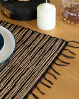 Suport Natural pentru Farfurii din Zambilă de Apă – Tigru Negru cu Franjuri