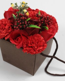 Buchet de flori de săpun – trandafir roșu și garoafe