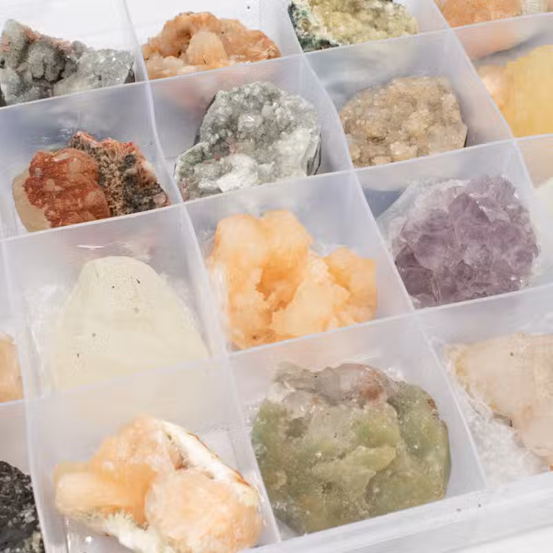 Specimene minerale - Zeoliți indieni mix într-un display 24 bucăți 6 Specimene minerale - Zeoliți indieni mix într-un display 24 bucăți