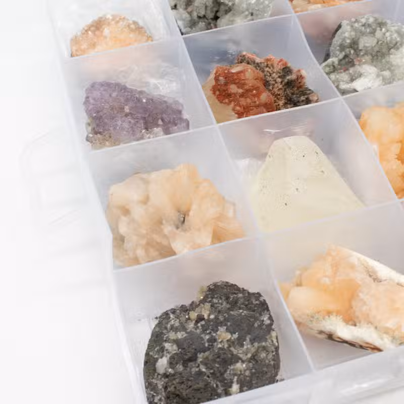 Specimene minerale - Zeoliți indieni mix într-un display 24 bucăți 8 Specimene minerale - Zeoliți indieni mix într-un display 24 bucăți