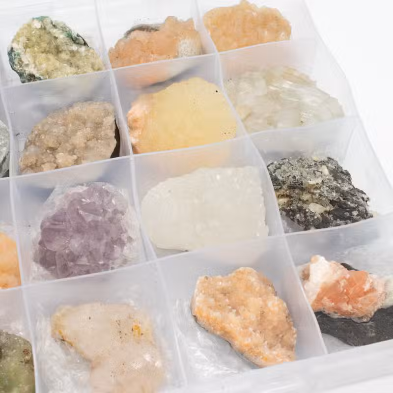 Specimene minerale - Zeoliți indieni mix într-un display 24 bucăți 9 Specimene minerale - Zeoliți indieni mix într-un display 24 bucăți